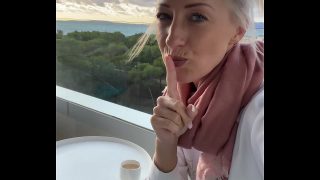 Leonie Pur Nacktvideo auf dem Balkon heimlich Schwanz geblasen